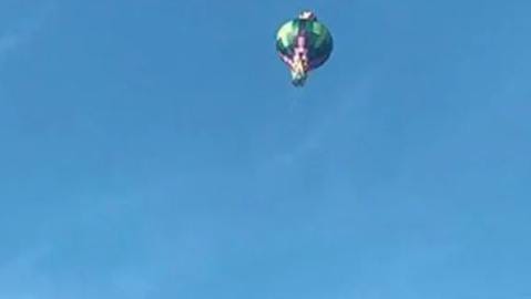   Equipe da GCM retira balão que caiu em cima de residência no São Venâncio